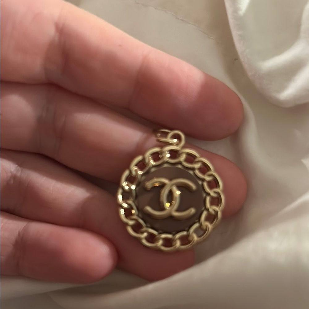 Fashion CC Gold Brooch with Intricate Openwork Design and Iconic Logo - Picture 1 of 1